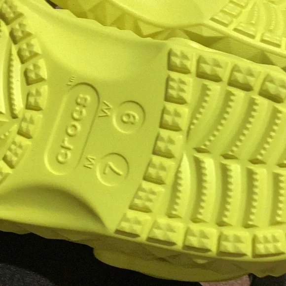 CROCS Classic Geometric Clog - Size 9 - Picture 6 of 6